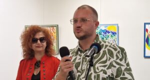 Опитвам се да пресъздавам света по един по-добър начин, каза Александър Панайотов за изложбата си „Дар чудесен“