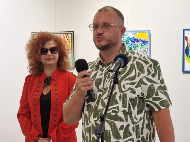 Опитвам се да пресъздавам света по един по-добър начин, каза Александър Панайотов за изложбата си „Дар чудесен“