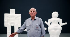 Освен чрез изложбите, които съм правил, исках и в текст да представя тези творби, каза Павел Койчев за книгата албум „Пластики и прочити"