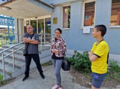 От чешмите в Перник тече мътна вода, недоволни граждани протестираха пред местното ВиК дружество