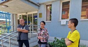 От чешмите в Перник тече мътна вода, недоволни граждани протестираха пред местното ВиК дружество