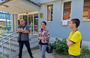 От чешмите в Перник тече мътна вода, недоволни граждани протестираха пред местното ВиК дружество