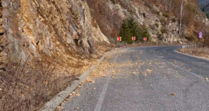 Паднали камъни затрудняват движението между София и Самоков, съобщиха от АПИ