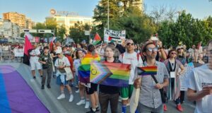 Под мотото „Ще (у)стоим заедно!“ днес в Скопие се провежда шестият Парад на гордостта, съобщават медиите в Северна Македония