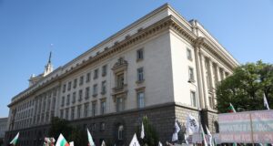 Поддръжници на лева се събраха пред сградата на Народното събрание