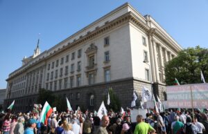 Поддръжници на лева се събраха пред сградата на Народното събрание