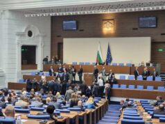 Депутати от „Възраждане“ блокираха достъпа до трибуната на Народното събрание
