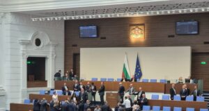 Депутати от „Възраждане“ блокираха достъпа до трибуната на Народното събрание