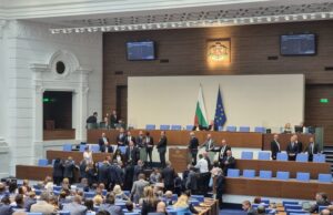 Депутати от „Възраждане“ блокираха достъпа до трибуната на Народното събрание