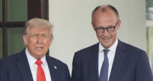 Президентът на САЩ Доналд Тръмп (вляво) посреща германския канцлер Фридрих Мерц