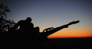 При руски атаки в Източна Украйна бяха убити най-малко петима души, заявиха украинските власти