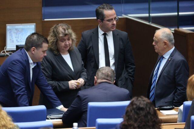 Проблем с аудио системата в пленарната зала отлага началото на заседанието на парламента