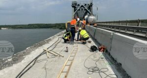 Продължава ремонтът на българския участък на Дунав мост при Русе, поради което е въведена временна организация на движението