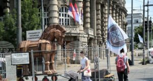 Протестиращите пред сградата на сръбското правителство в Белград вдигнаха блокадата