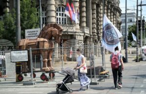 Протестиращите пред сградата на сръбското правителство в Белград вдигнаха блокадата