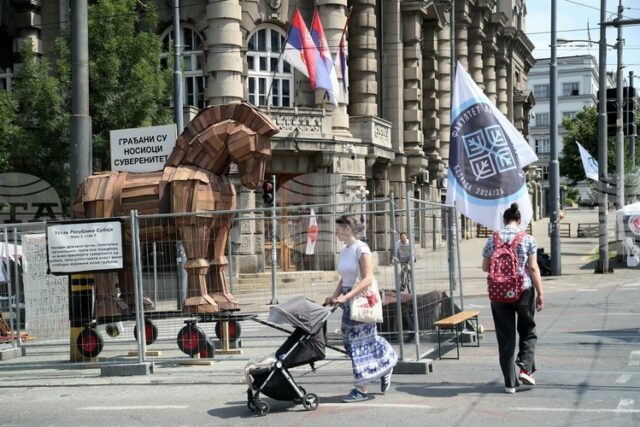 Протестиращите пред сградата на сръбското правителство в Белград вдигнаха блокадата