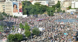 Протестът, организиран от студентите на пл. "Славия" в Белград започна