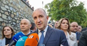 Работи се много активно и се анализират всички възможни маршрути и подходи за евакуация на нашите сънародници от Близкия изток, каза в Хисаря Румен Радев