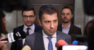 Решението на КС във връзка с искането на президента за референдум за еврото е законово и очаквано, коментира Кирил Петков