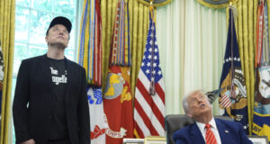 Съветници за Белия дом са насрочили телефонен разговор между Тръмп и Мъск, съобщава "Политико"