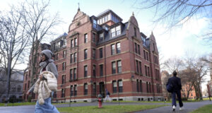 Тръмп подписа разпореждане за ограничаване на студентските визи за следване в Харвардския университет