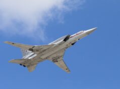 Бомбардировач Ту-22М прелита над Червения площад по време на репетиция за военния парад за Деня на победата, 7 май 2016 г.