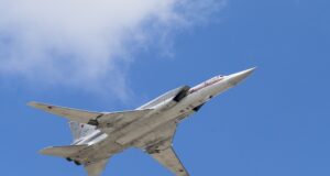 Бомбардировач Ту-22М прелита над Червения площад по време на репетиция за военния парад за Деня на победата, 7 май 2016 г.