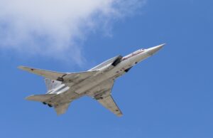 Бомбардировач Ту-22М прелита над Червения площад по време на репетиция за военния парад за Деня на победата, 7 май 2016 г.