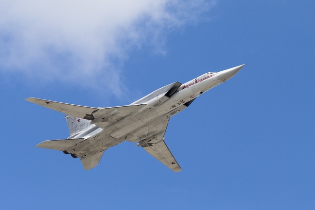 Бомбардировач Ту-22М прелита над Червения площад по време на репетиция за военния парад за Деня на победата, 7 май 2016 г.