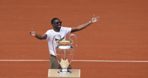 Усман Дембеле представи купата на Шампионската лига на "Ролан Гарос"