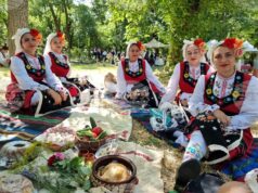Фестивал на носията и традициите събра стотици почитатели на фолклора в Генерал Инзово
