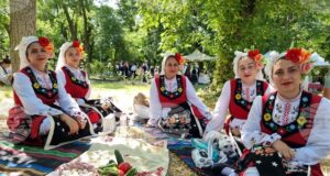 Фестивал на носията и традициите събра стотици почитатели на фолклора в Генерал Инзово