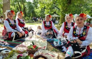 Фестивал на носията и традициите събра стотици почитатели на фолклора в Генерал Инзово