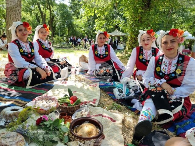 Фестивал на носията и традициите събра стотици почитатели на фолклора в Генерал Инзово