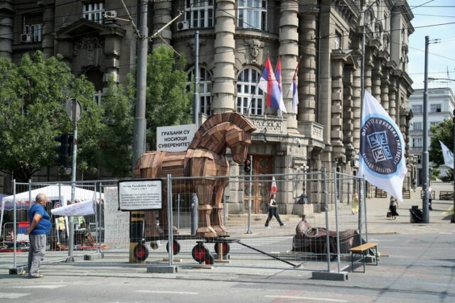 Шатри и ремонти блокират централните части на сръбската столица Белград