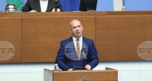 „Възраждане“ призова председателя на парламента Наталия Киселова да се извини, че е излетяла от Баку без българите, евакуирани от Иран
