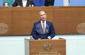 „Възраждане“ призова председателя на парламента Наталия Киселова да се извини, че е излетяла от Баку без българите, евакуирани от Иран