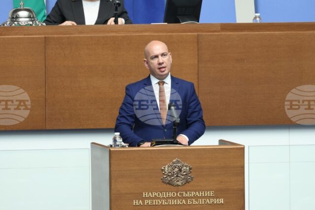 „Възраждане“ призова председателя на парламента Наталия Киселова да се извини, че е излетяла от Баку без българите, евакуирани от Иран
