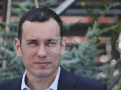 Аварийният екип на Столична община и доброволци се включиха в гасенето на пожара край село Илинденци, съобщи кметът на София Васил Терзиев