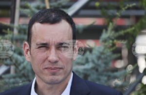 Аварийният екип на Столична община и доброволци се включиха в гасенето на пожара край село Илинденци, съобщи кметът на София Васил Терзиев