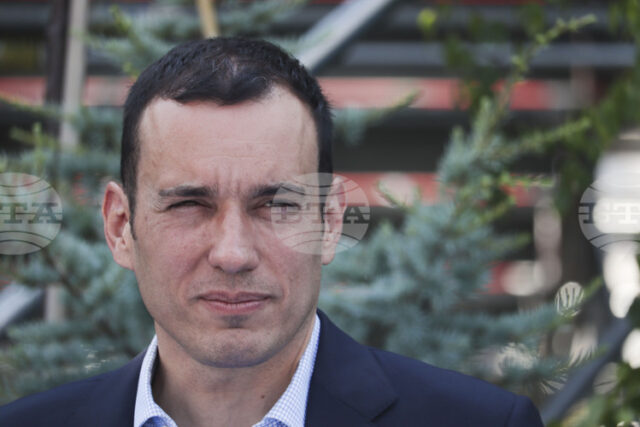 Аварийният екип на Столична община и доброволци се включиха в гасенето на пожара край село Илинденци, съобщи кметът на София Васил Терзиев