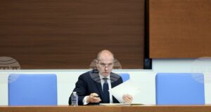 БДЖ поетапно въвежда мобилни устройства за издаване и валидиране на билети във влака, каза министър Гроздан Караджов