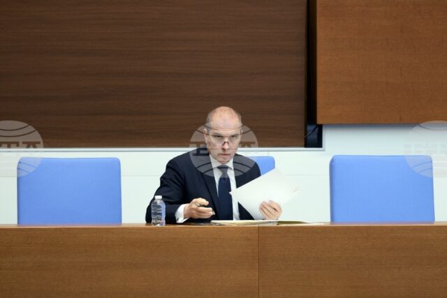 БДЖ поетапно въвежда мобилни устройства за издаване и валидиране на билети във влака, каза министър Гроздан Караджов