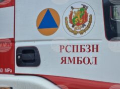 В Ямбол горя необитаема сграда, засегнат е покривът на съседната къща