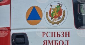 В Ямбол горя необитаема сграда, засегнат е покривът на съседната къща