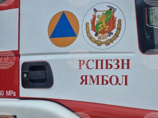 В Ямбол горя необитаема сграда, засегнат е покривът на съседната къща