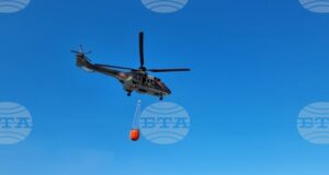 Военнослужещи от Сухопътните войски и хеликоптер „Кугар“ участват в гасенето на големите пожари в областите Благоевград, Хасково и Ямбол