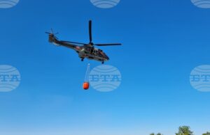 Военнослужещи от Сухопътните войски и хеликоптер „Кугар“ участват в гасенето на големите пожари в областите Благоевград, Хасково и Ямбол