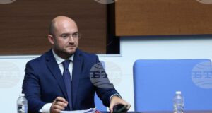Дебатът по правилата за избор на Комисията за противодействие на корупцията беше прекъснат на няколко пъти заради поискани почивки