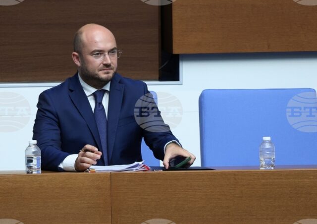 Дебатът по правилата за избор на Комисията за противодействие на корупцията беше прекъснат на няколко пъти заради поискани почивки